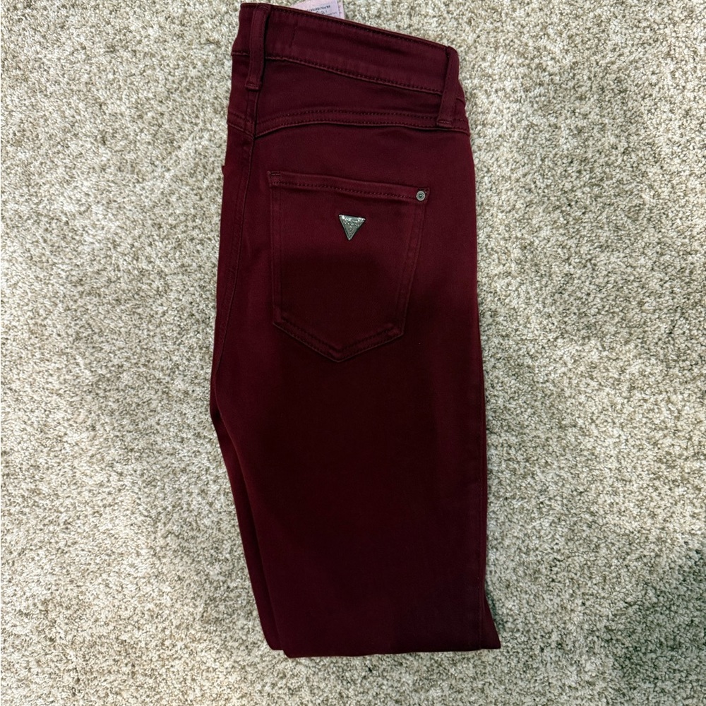 Guess Jeggings in Dark Red.